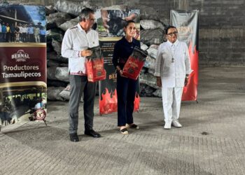 Recorrió presidenta empacadora de carbón vegetal “El Bernal”